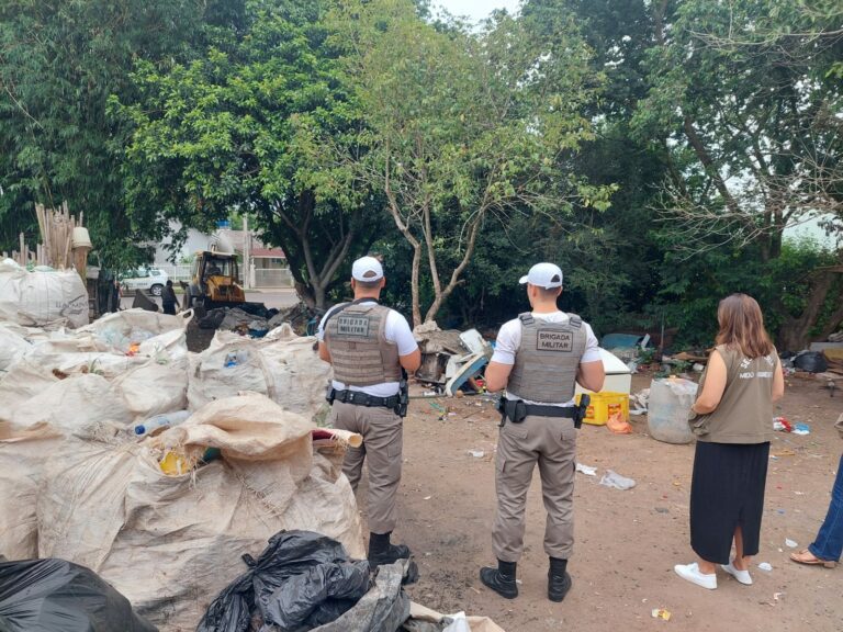 Prefeitura e Brigada limpam área verde que era usada para reciclagem