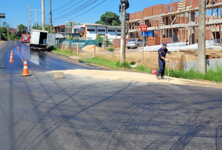 Caminhão derrama 200 litros óleo diesel em pista; bombeiros colocaram serragem e cimento
