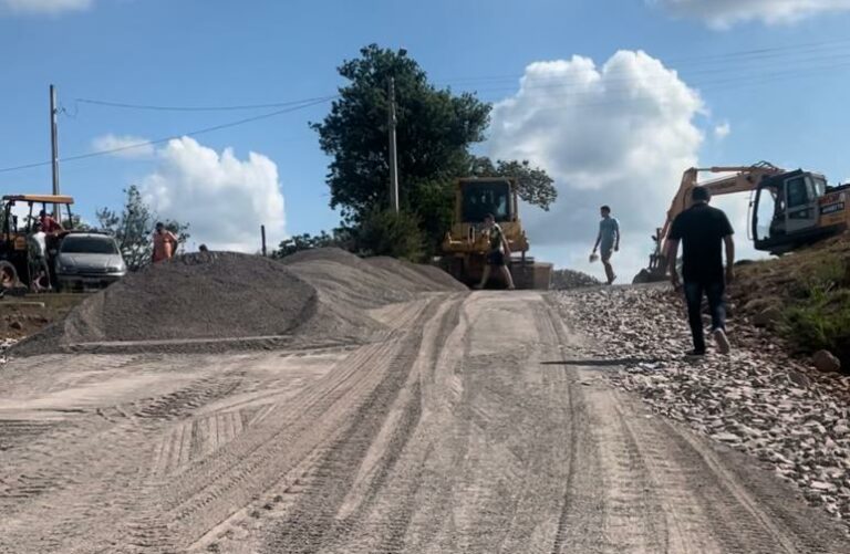 Pavimentação de Linha Sapé chega ‘na porta’ do frigorífico da localidade