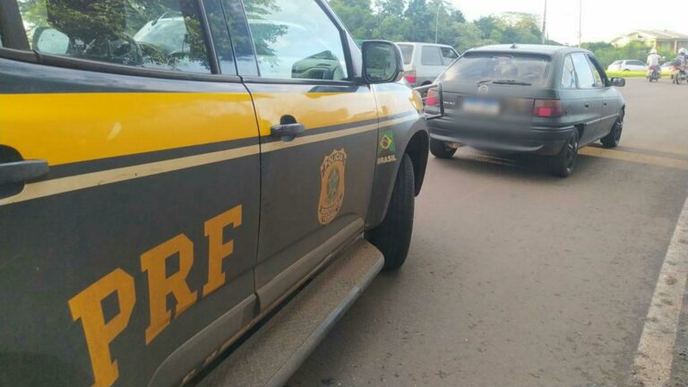 Jovem de 19 anos adultera placa de carro com uso de fita isolante