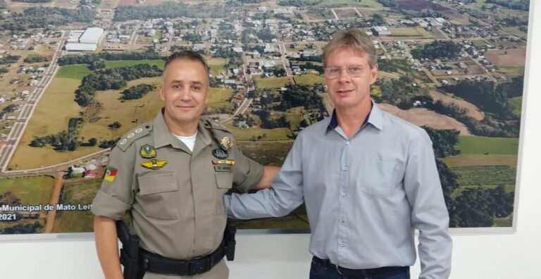 Comandante regional e Carlos Bohn tratam da ampliação do prédio da BM de Mato Leitão