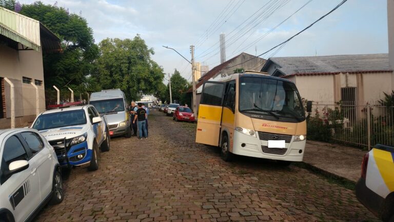Departamento de Trânsito aborda 12 veículos escolares durante fiscalização