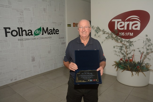 Asuir Silberschlag completa 50 anos de Folha do Mate; recebeu placa comemorativa em evento