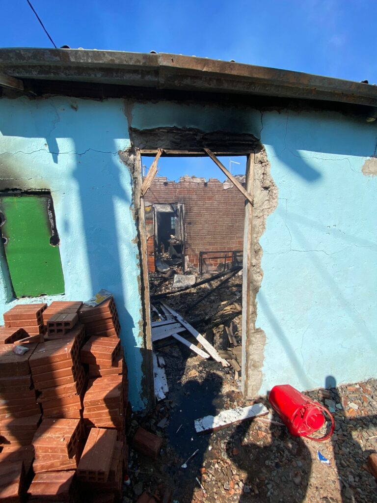 Bombeiros combatem incêndio em casa no bairro Batistti