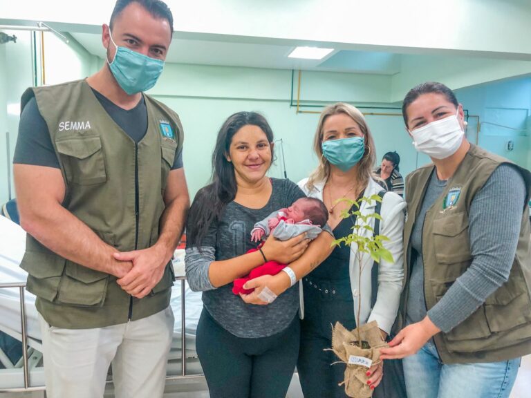 Venâncio Aires 132 anos: mães de bebês nascidos em maio recebem mudas de ipê