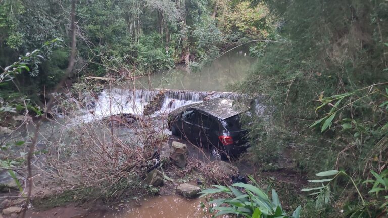Carro sai da pista e cai dentro de arroio no interior de Venâncio Aires