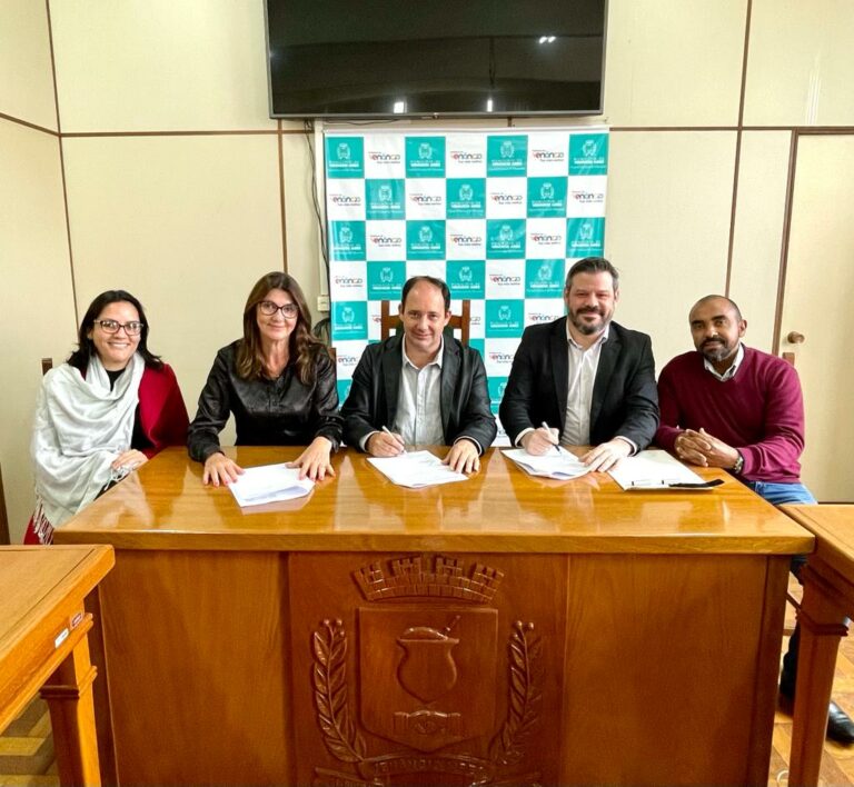 Prefeitura de Venâncio assina contrato de R$ 8 milhões para capeamento asfáltico e compra de máquinas