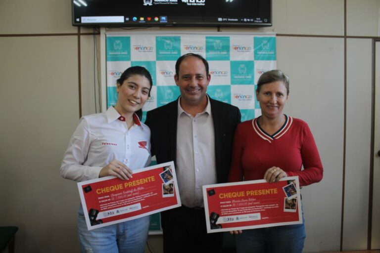 Vencedoras do concurso fotográfico de Venâncio recebem premiação