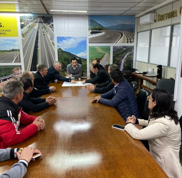 Comitiva da região leva ao Daer pedido de asfaltamento da ERS-422