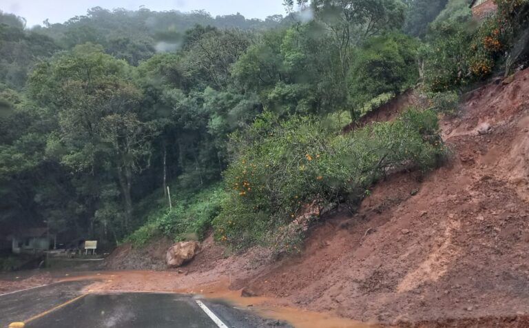 Deslizamento de terra interrompe trânsito na ERS-422 em Vila Deodoro