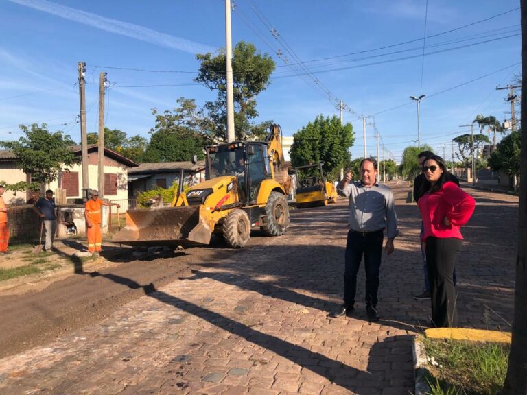 Rua Bepe Guimarães e Avenida Ruperti Filho começam a receber asfalto, em Venâncio