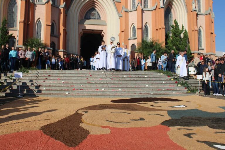Fiéis de Venâncio se reúnem para celebrar Corpus Christi