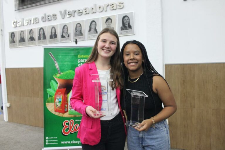 Amanda e Sarah são as vencedoras do Oratória nas Escolas 2023