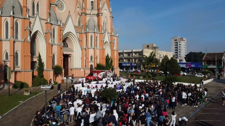 FOTOS: Estudantes de Venâncio Aires participam da Caminhada pela Paz