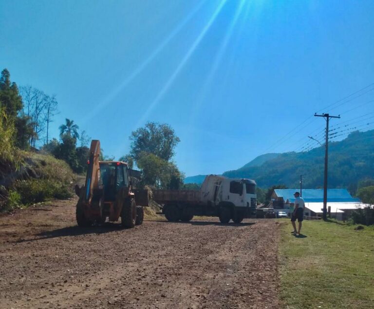 Prefeitura de Venâncio intensifica recuperação de estradas na zona rural