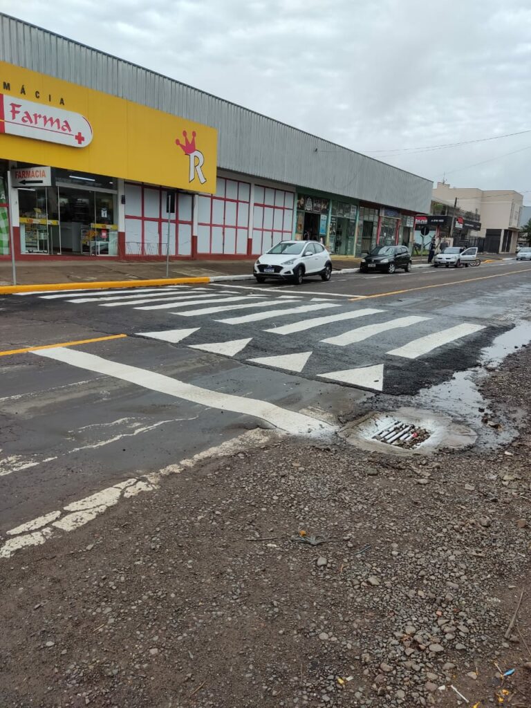Tachões, elevadas, lombada eletrônica e rotatória reforçam sinalização na Armando Ruschel