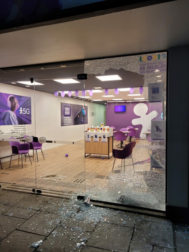 Ladrões estouram vitrine de loja, no Centro de Venâncio