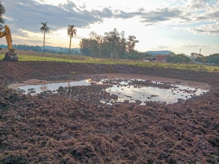 Programa Supera Estiagem beneficia 12 produtores com abertura de açude