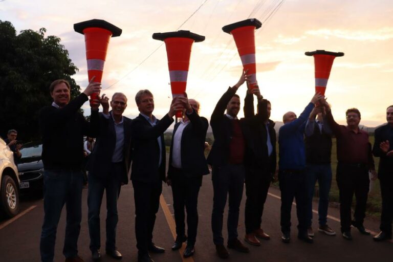 Melhorias na pista de atletismo e obra de pavimentação são inauguradas em Mato Leitão com a presença do governador
