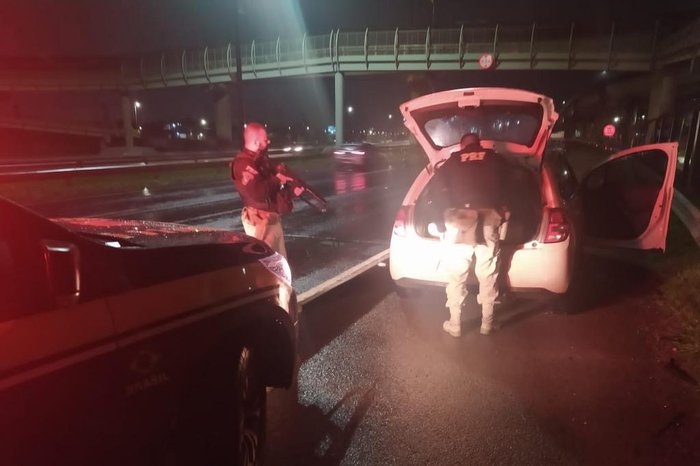 Após perseguição na Freeway, venâncio-airense é preso com 97 quilos de maconha e carro roubado