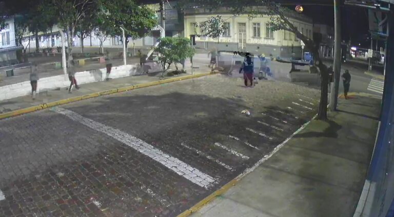 VÍDEO: imagens mostram bando tentando arrombar lojas, no Centro de Venâncio Aires