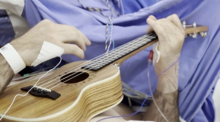 Paciente toca ukulelê durante cirurgia cerebral no Hospital Bruno Born, em Lajeado