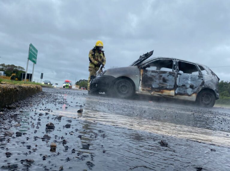 Bombeiros combatem incêndio em automóvel no trevo de acesso a Venâncio