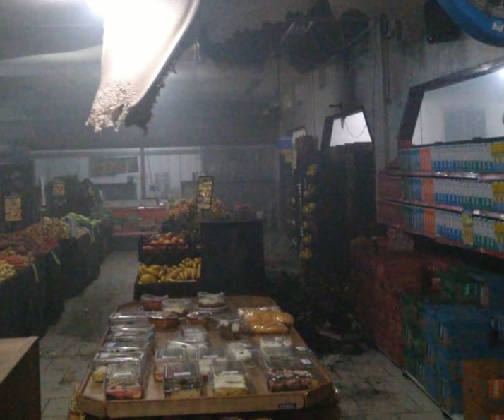 Bombeiros atendem a princípio de incêndio no bairro Macedo, em Venâncio