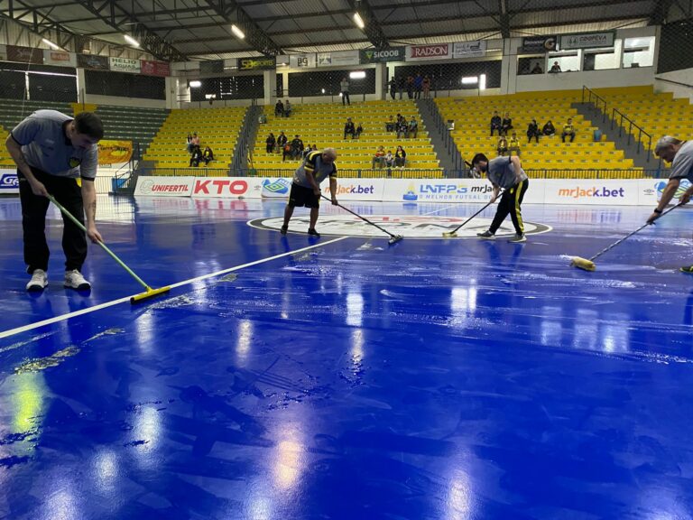 Jogo entre Assoeva e Umuarama é adiado devido à umidade na quadra do Poliesportivo, em Venâncio