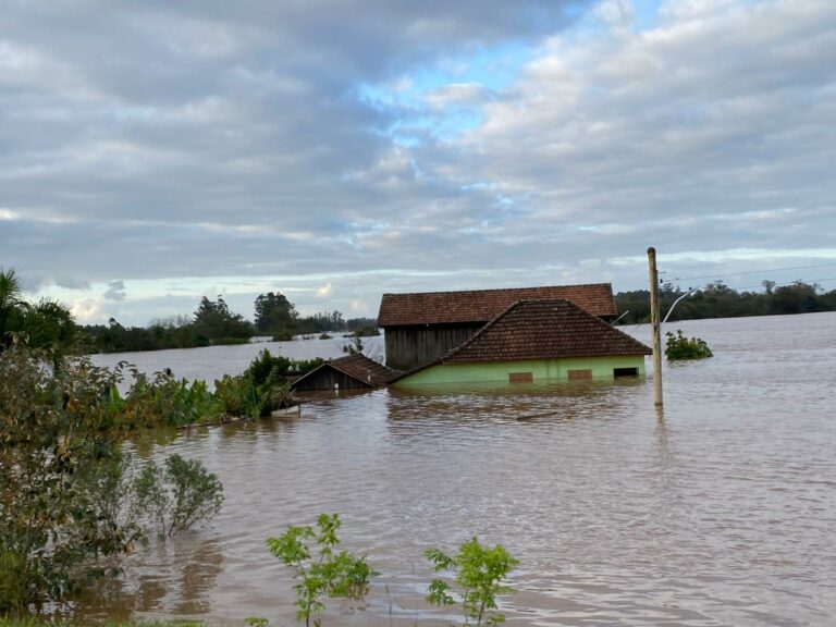 Nível do rio Taquari, em Mariante, ultrapassa os 15 metros; moradores estão sem água e energia