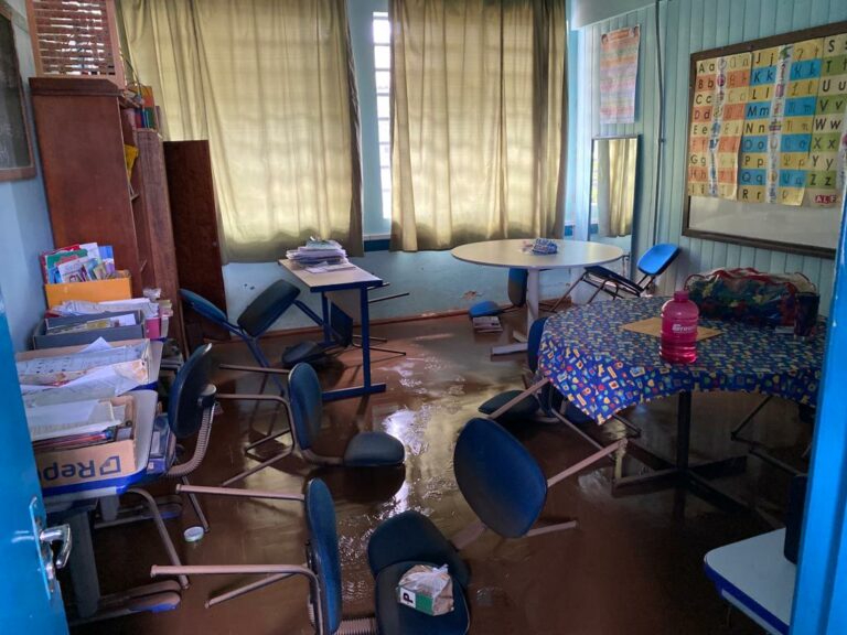 FOTOS: Nível de água chegou a 1,5 metro na Escola Mariante