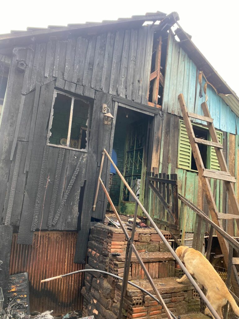 Incêndio atinge casa em Vila Mariante