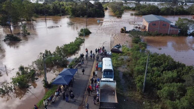 Expectativa é que caminhões da Prefeitura consigam acessar rua principal de Mariante na manhã de quinta