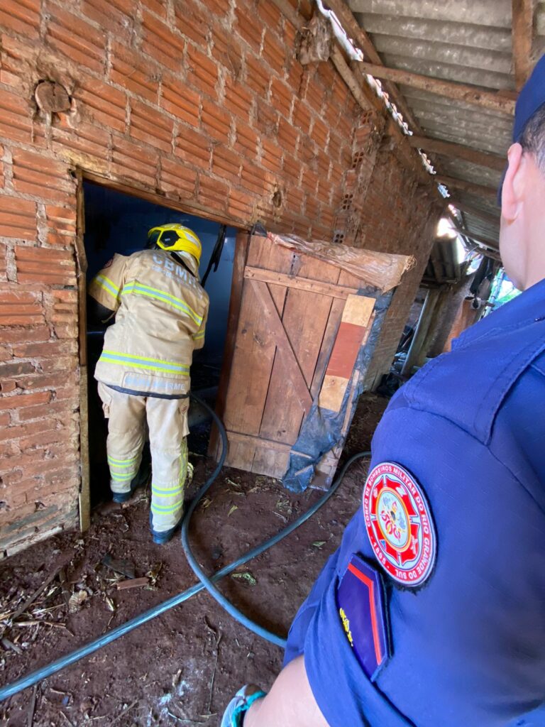 Bombeiros combatem incêndio em estufa de fumo no interior de Venâncio Aires