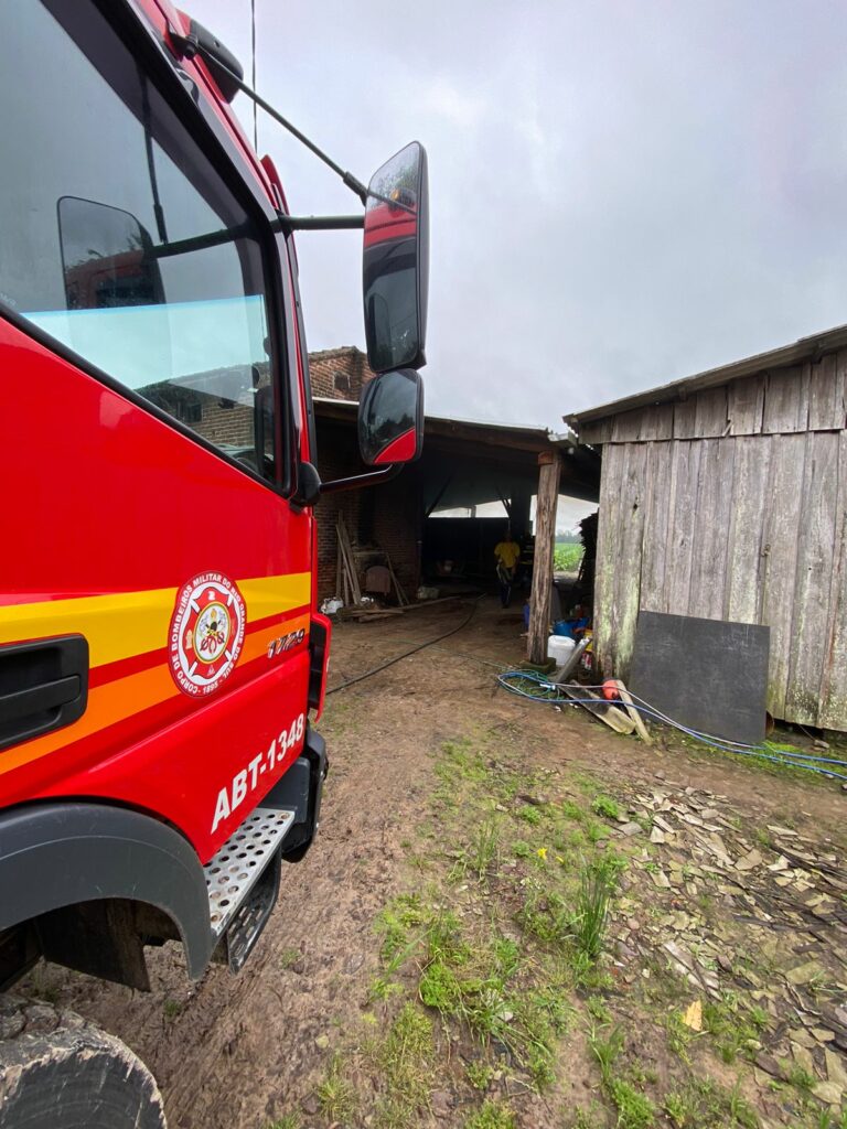 Bombeiros combatem incêndio em estufa de fumo no interior de Venâncio Aires