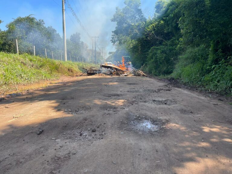 Moradores protestam devido às péssimas condições da ERS-130, em Vila Mariante