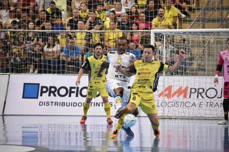 Com gol a 15 segundos do fim da prorrogação, Assoeva vence o Jaraguá e segue na Liga Nacional de Futsal
