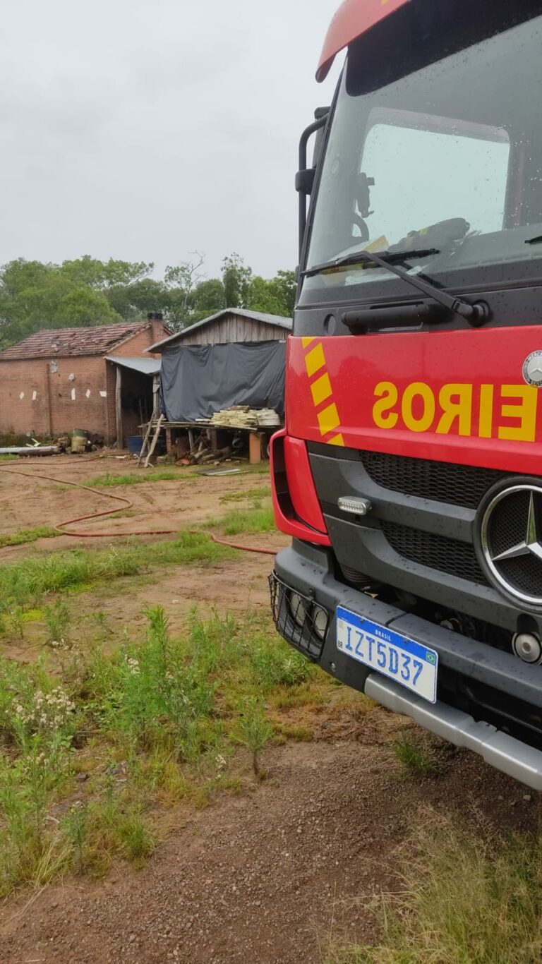 Bombeiros combatem incêndio em estufa de fumo no interior de Venâncio Aires