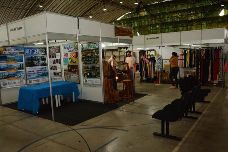 Diversidade de produtos e serviços na feira comercial do Festival de Balonismo