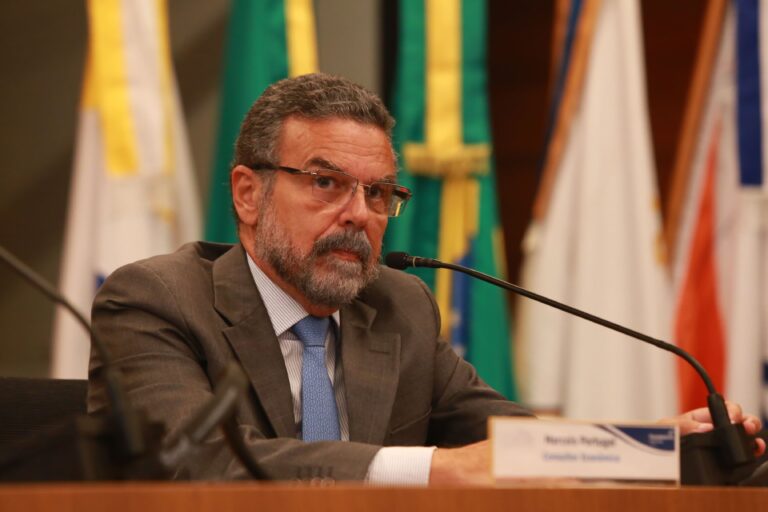 Em coletiva de imprensa, Fecomércio-RS projeta crescimento tímido em 2024