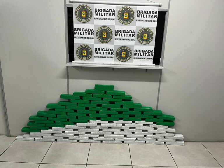 Mulher é presa pela BM de Venâncio com 56 quilos de maconha