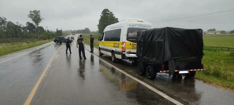 Polícia Federal intercepta van escolar de Venâncio Aires com mercadorias importadas irregularmente