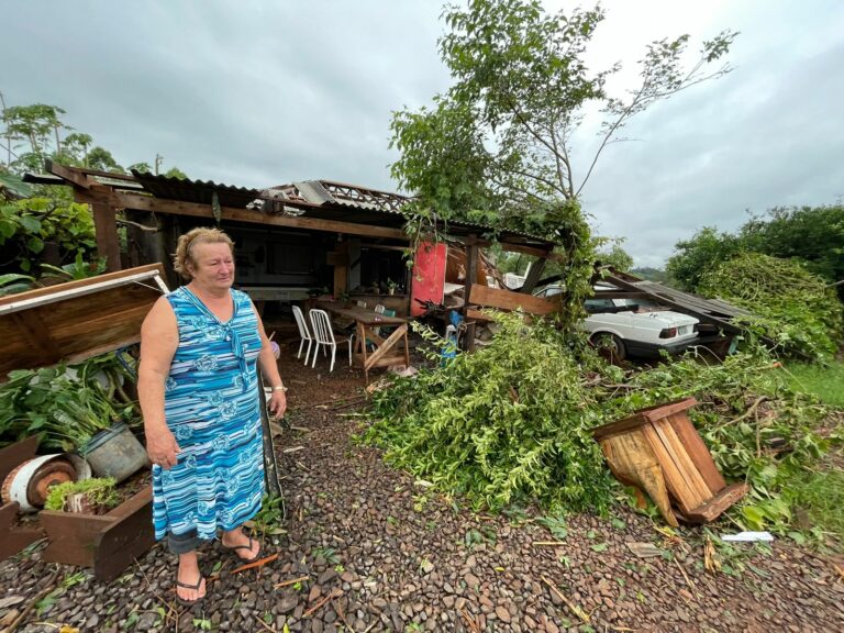 “Nunca vi isso na minha vida, é muito triste ver minha casa toda demolida e tudo molhado”, relata moradora de Vila Palanque