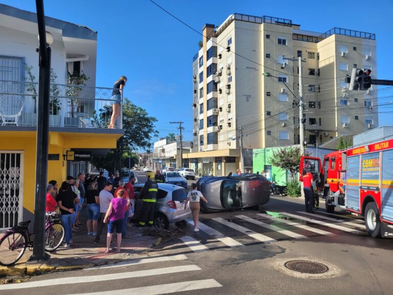Carro tomba em colisão de veículos em Venâncio Aires