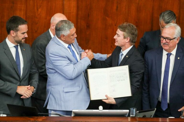 Com foco na irrigação e reservação de água, Adolfo Brito assume a presidência da Assembleia Legislativa