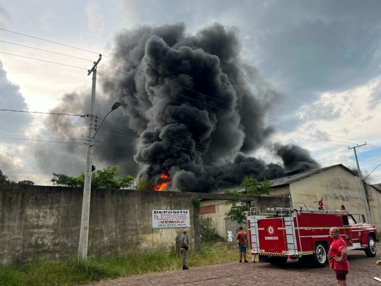 Incêndio de grandes proporções atinge o antigo Curtume Closs, no Centro de Venâncio