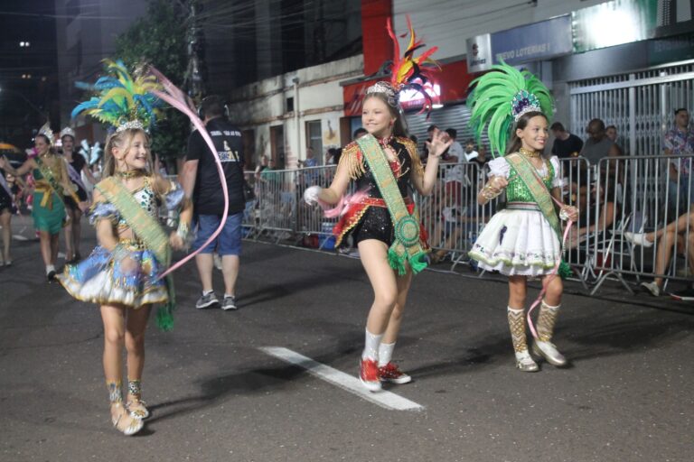 FOTOS: Carnaval de Rua de Venâncio encerra com segunda noite de desfiles
