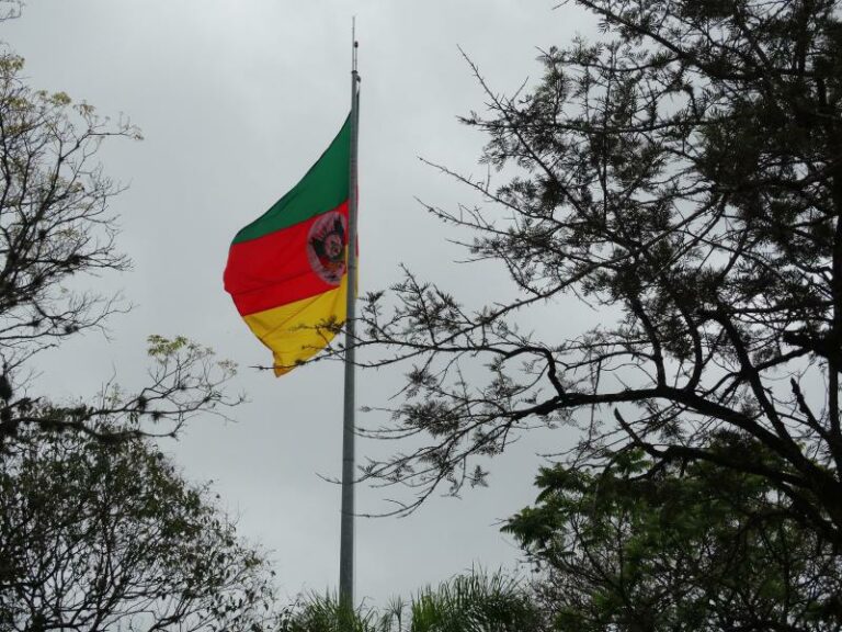Manhã de transmissão especial e hasteamento da bandeira do RS no centro de Venâncio Aires