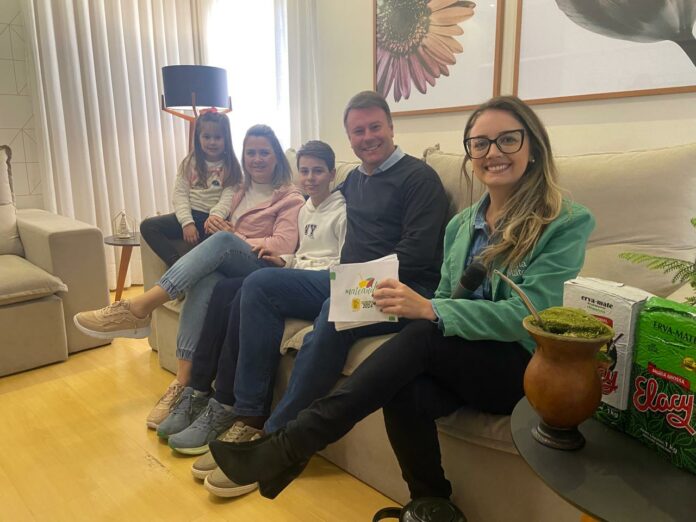 Giovane Wickert recebeu a equipe da Folha e Terra ao lado da família (Foto: Júlia Brandenburg)