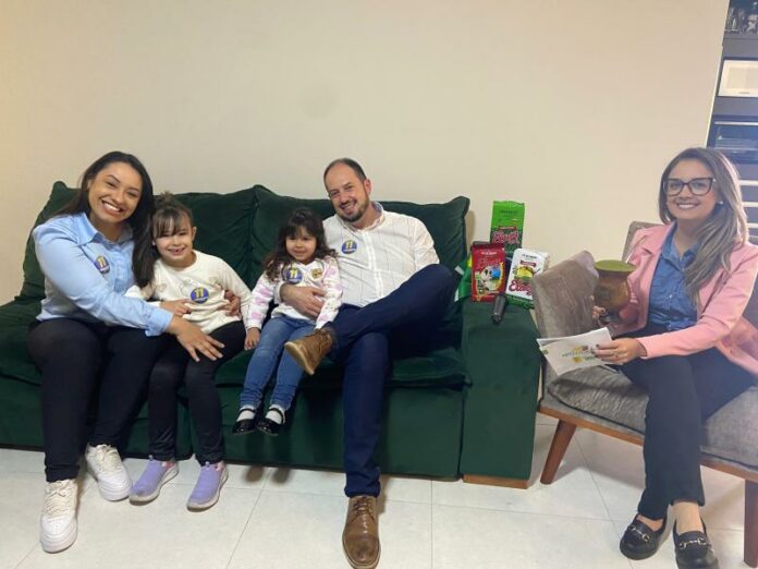 Jornalista Letícia Wacholz entrevistou Maciel Marasca ao lada da família, na sala do apartamento que reside, no Centro de Venâncio (Foto: Julia Brandenburg)